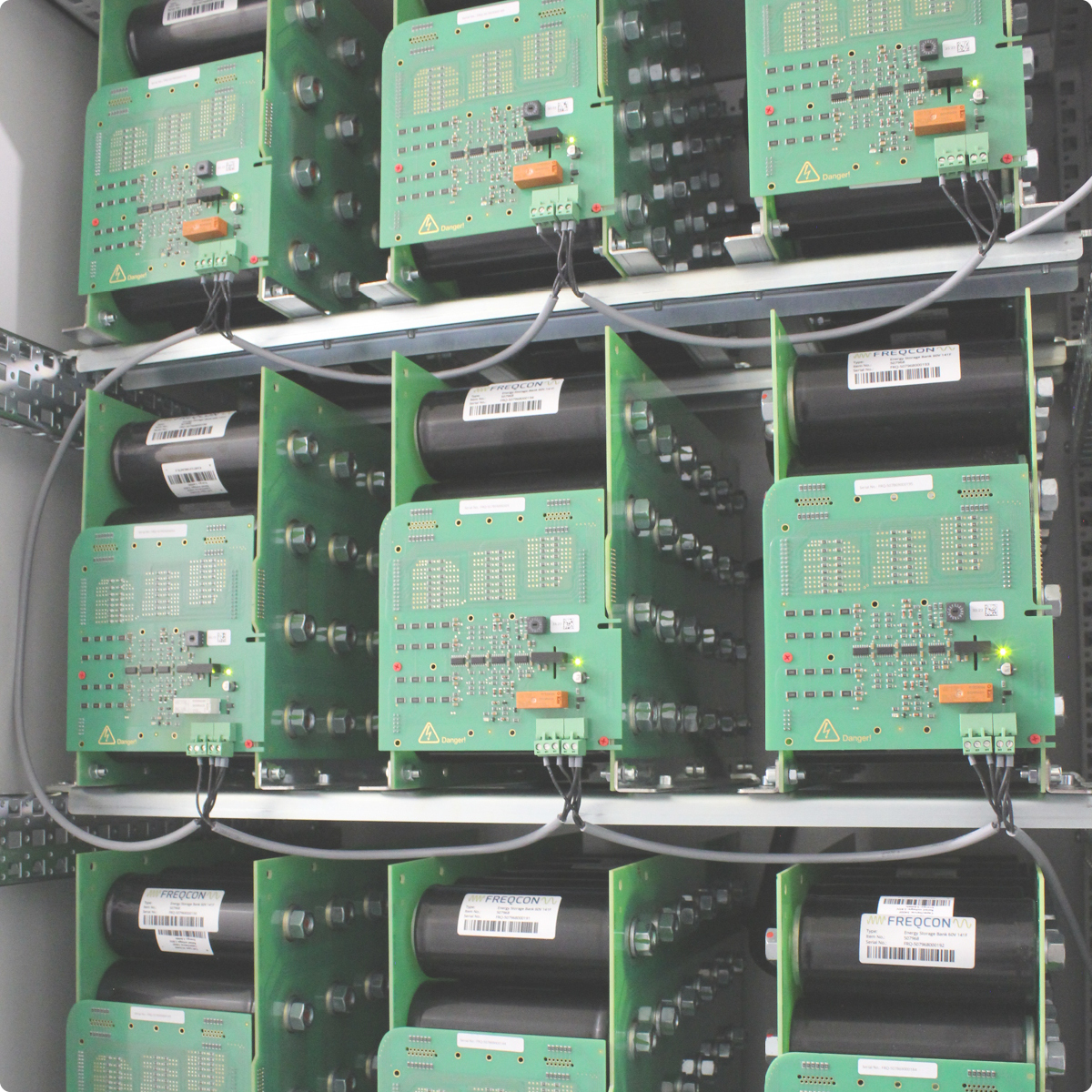 Freqcon_UGS_1200x1200_03 Ultrakondensatoren Netzstabilisator Spannungsstabilisierung und Doppelschichtkondensatoren zur Frequenzstabilisierung Superkondensatoren Integration von erneuerbaren Energiequellen wie Solar- und Windenergie in das Stromnetz